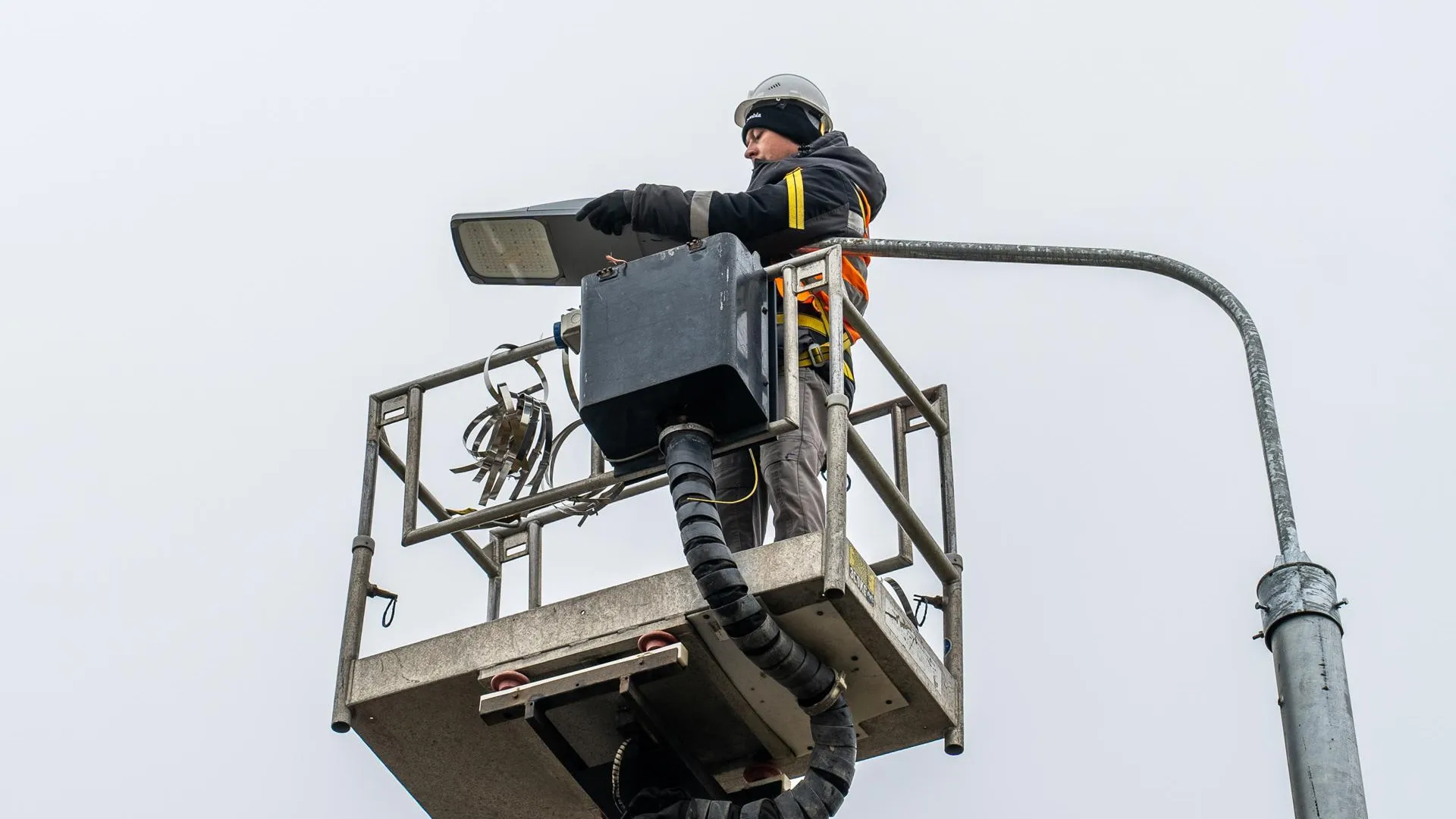 Подмосковные дорожники провели ремонт линий освещения