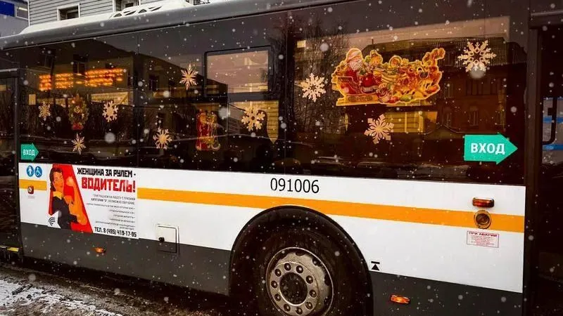 Общественный транспорт в Подмосковье украсили к Новому году  