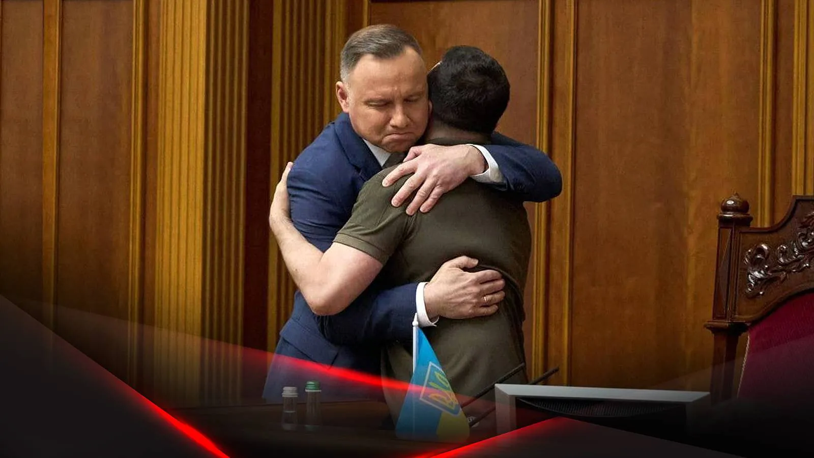 Президент Польши Анджей Дуда обнимает президента Украины Владимира Зеленского