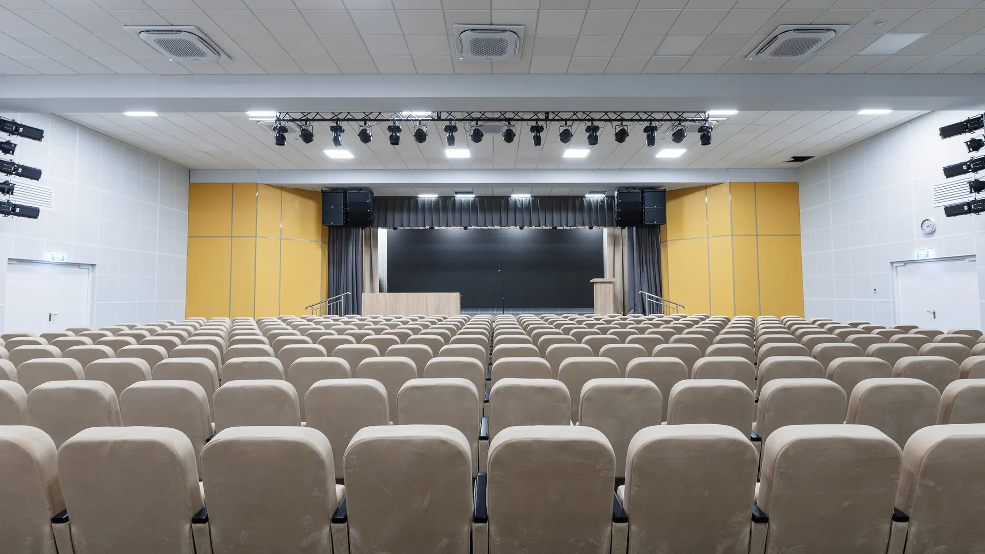 Актовый зал в воспитательно-образовательном комплексе «Успех» (Гимназия № 5) в Дзержинском