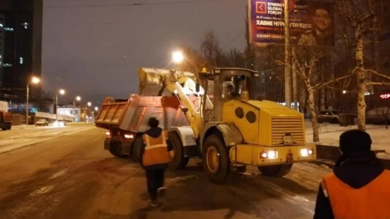 В Уфе дорожные службы борются с последствиями метели