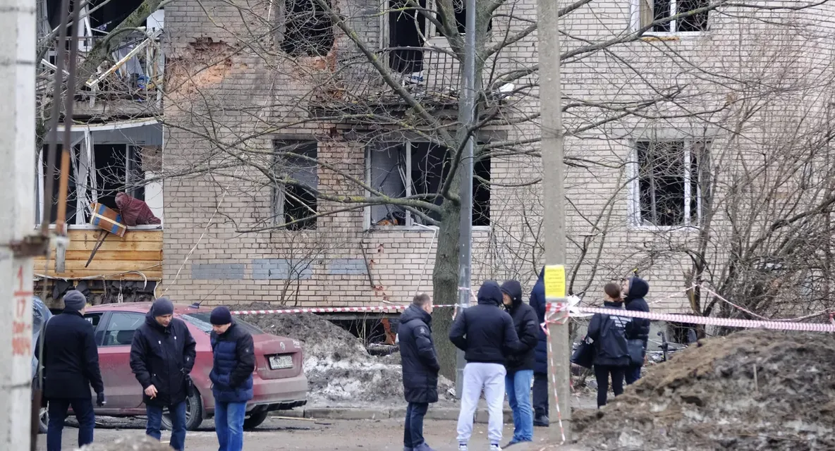 Взрыв и пожар разрушил часть дома в Санкт-Петербурге