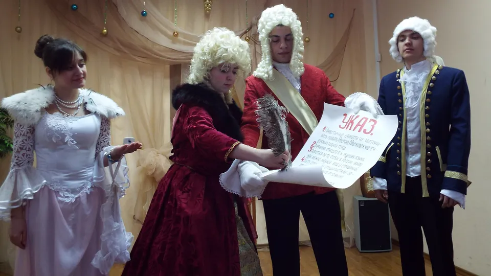 Сценка: "Императрица Елизавета Петровна подписала указ об учреждении Московского университета". Фото: медиасток.рф