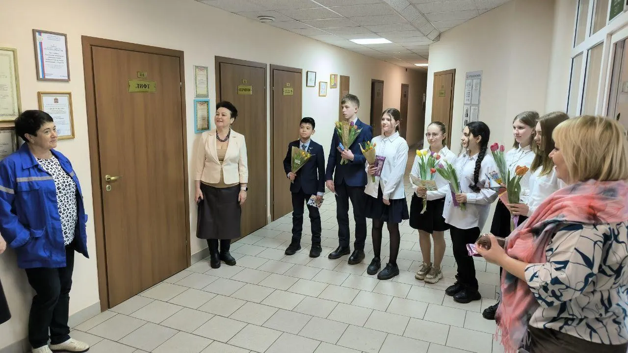 В Подмосковье школьники поздравили сотрудников скорой помощи с 8 Марта