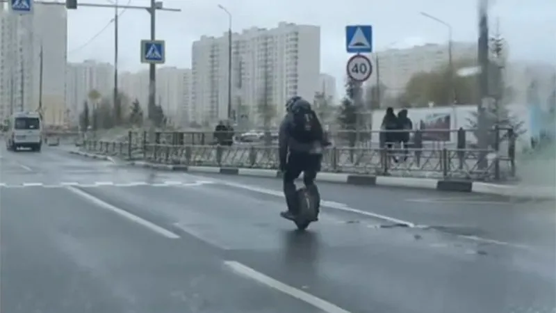 Моноколесо создало опасность на заледеневшей дороге в Мытищах