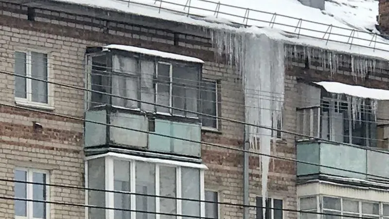 Огромная сосулька, перекрывшая окна в многоэтажке, поразила жителей Смоленска