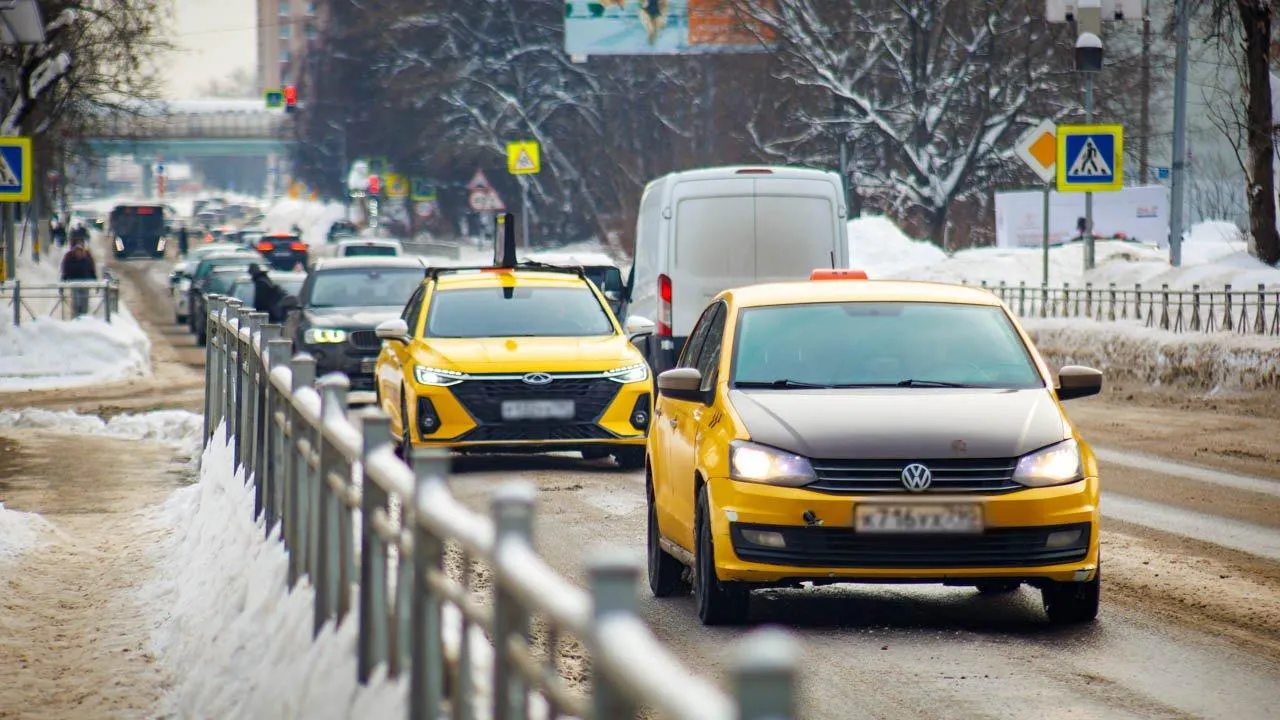 Эксперт объяснил, почему потолок цен на такси в непогоду оставит без машин