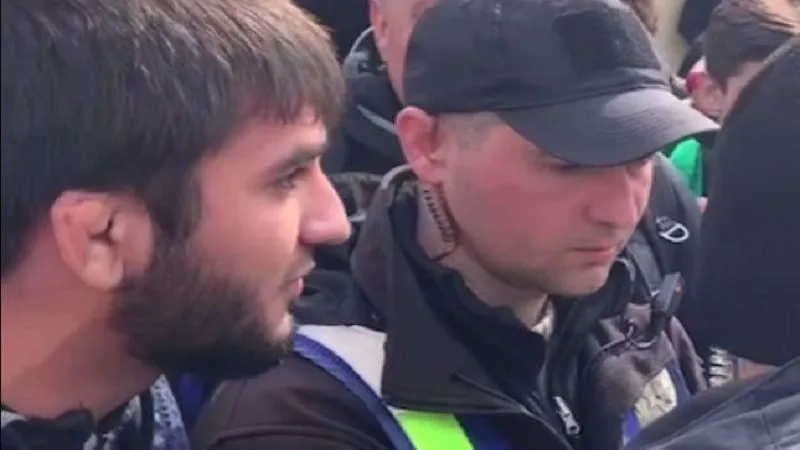 «Я за тебя кровь проливал»: солдаты ВСУ вышли отбивать от полиции Киево-Печерскую лавру  