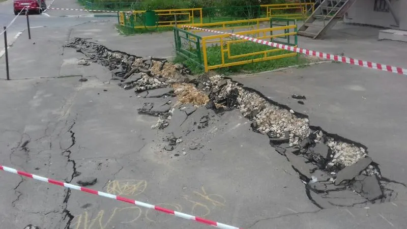 Тротуар разверзся на окраине Подольска