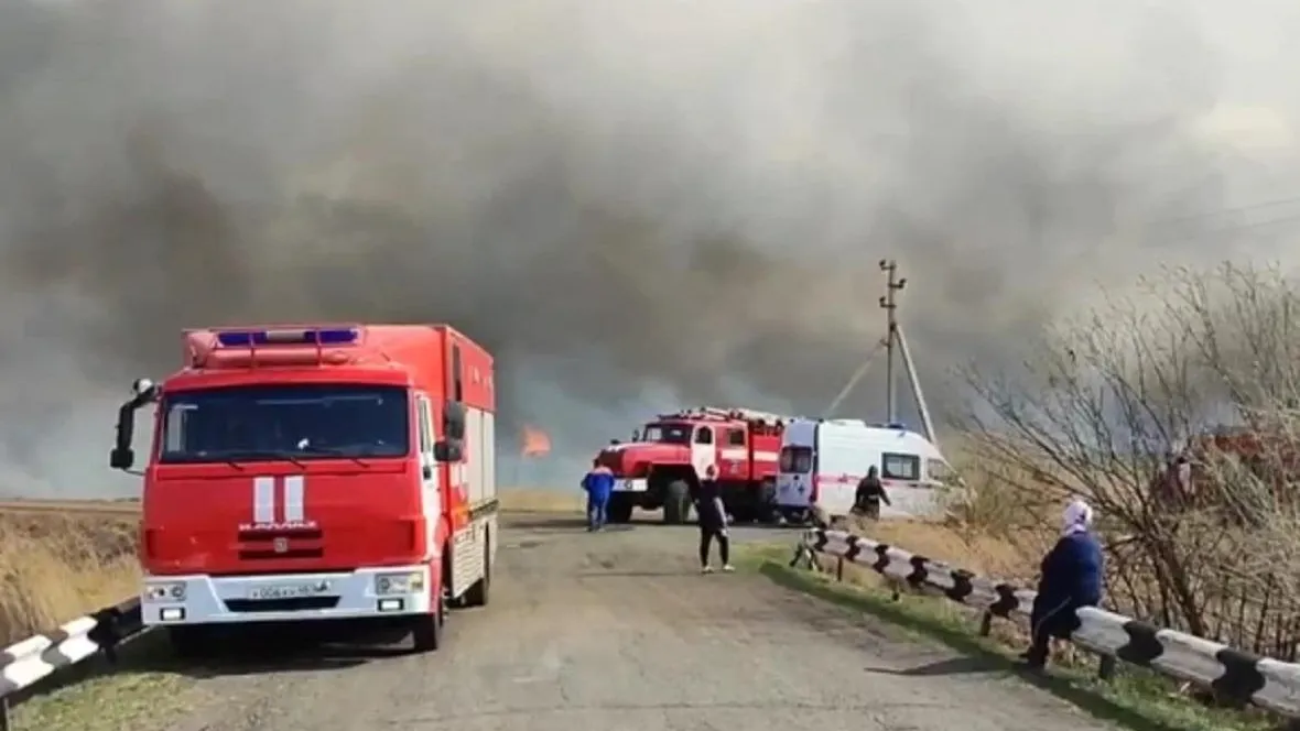 Спасатели МЧС ликвидировали крупный пожар в селе в Курганской области