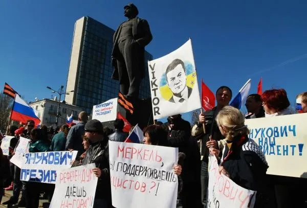 Участники митинга в поддержку Виктора Януковича у здания Донецкого областного совета, 2014 год