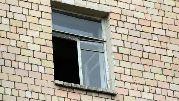 В Одинцове при падении из окна общежития разбился студент