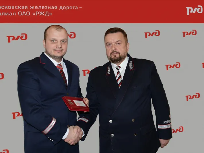 Машинисты, затормозившие перед упавшим на рельсы ребенком, получили награды