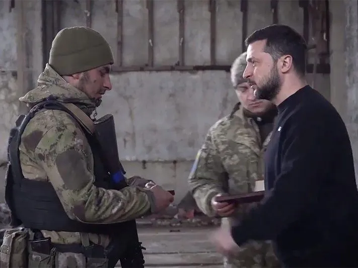 «Зеленский торгует собой»: выяснилось, почему украинский президент изображает поездки на передовую