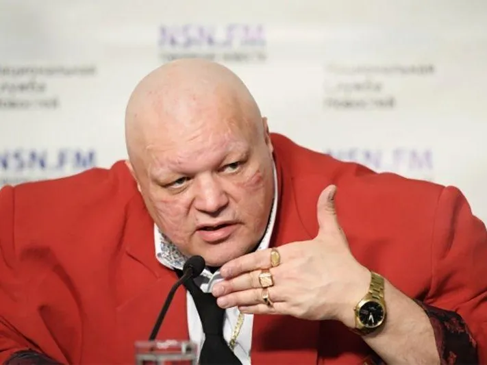 Российский шоумен признался, что он сын Бориса Моисеева и намерен эксгумировать тело звезды