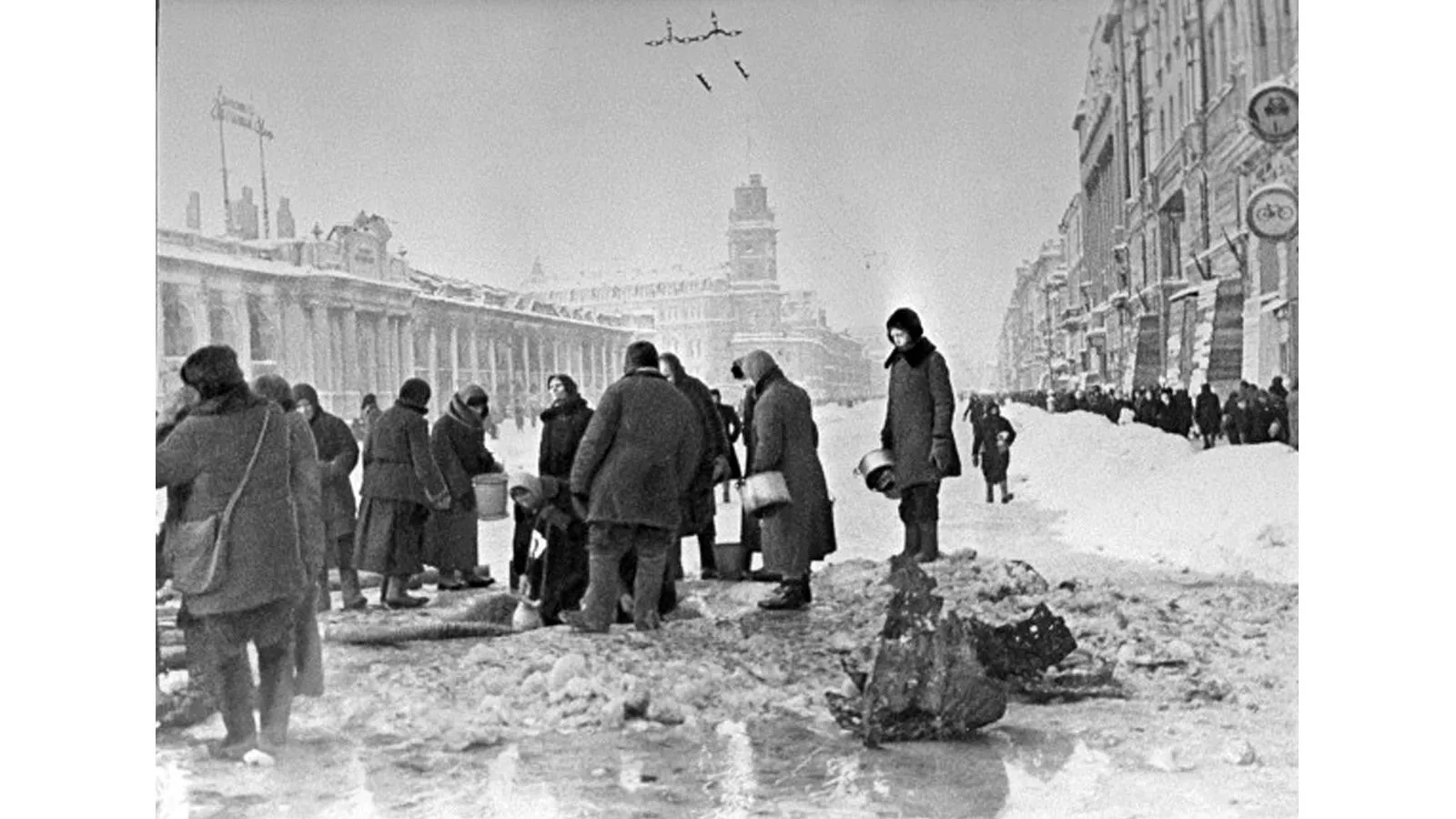 Ленинградцы набирают воду на Невском проспекте, декабрь 1941 года