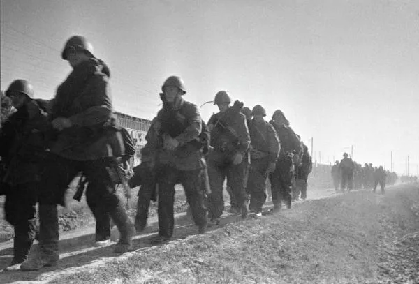 Великая Отечественная война 1941–1945 гг. Оборона Одессы. Бойцы Красной армии выдвигаются к переднему краю обороны в район Лузановки