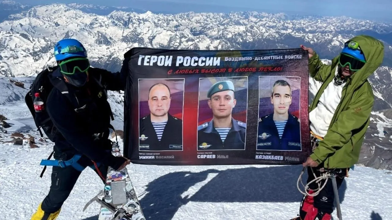 «Мы все просто плакали, не знаю, почему»: жена погибшего на СВО десантника взошла на Эльбрус с портретом мужа