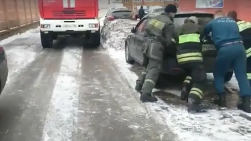 Спасателям пришлось вручную двигать автомобили, чтобы проехать на вызов в Одинцовском районе