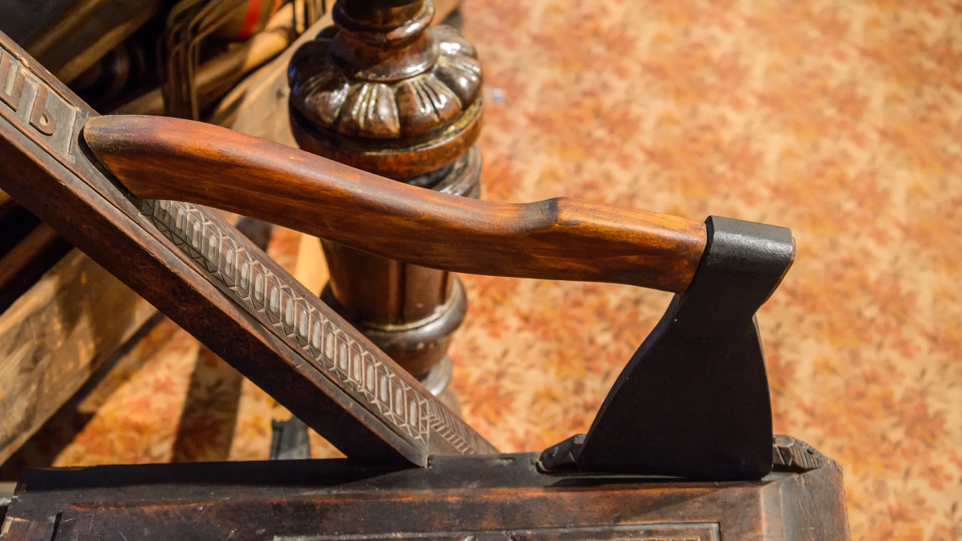 Женщина получила условный срок за бросок топора в полицейского