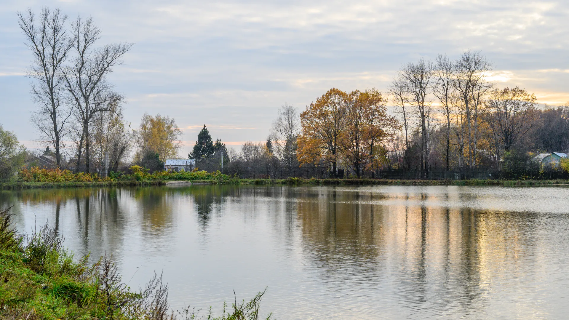 Железнодорожный пруд в микрорайоне Авиационный Домодедово осенью
