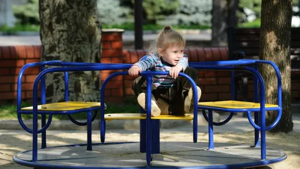 Шестьдесят пять детских площадок построили в области в 2014 г