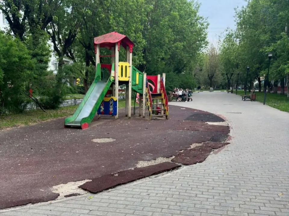 Павел Никишкин осматривает объект и общается с жителями. Фото: пресс-служба Администрации г. о. Фрязино