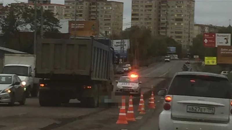 КамАЗ насмерть сбил дорожного рабочего в Красногорске
