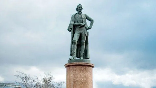 Завершилась реставрация памятника Суворову в Москве