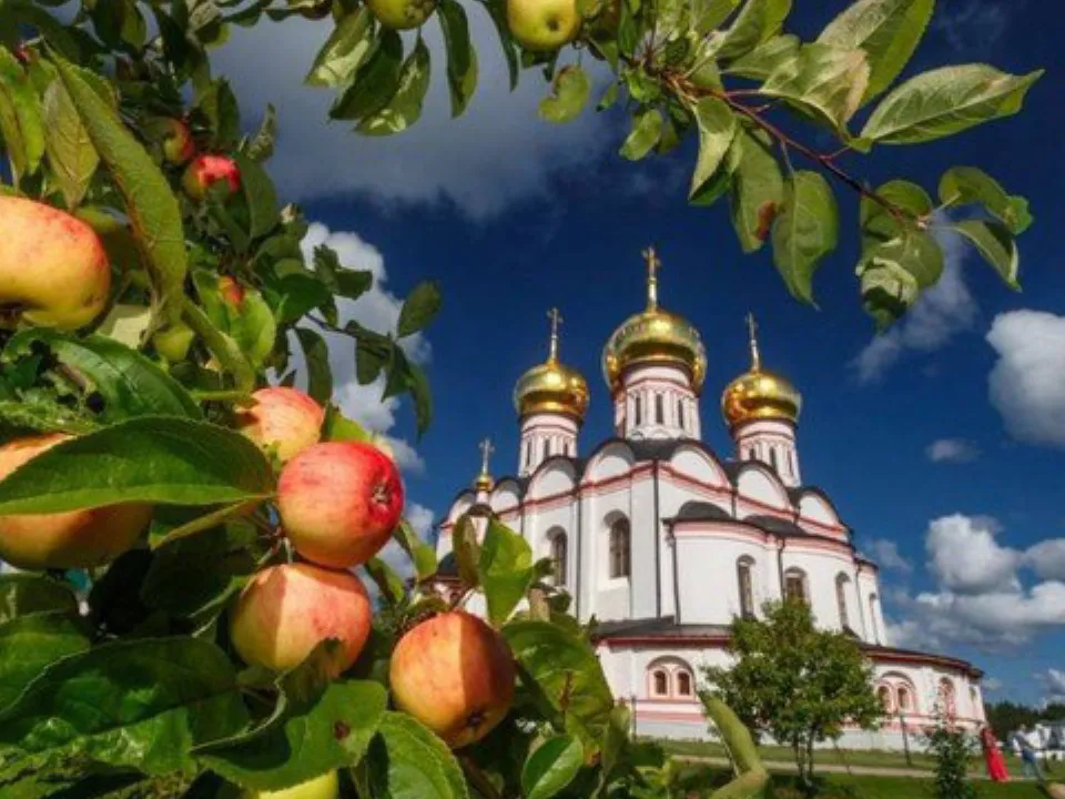 «Напиваться нельзя»: священник предостерег россиян в преддверии важного праздника