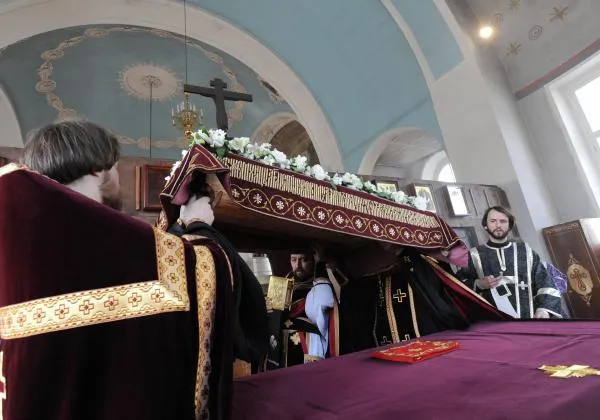 Священнослужители храма святой мученицы Татианы при МГУ имени М. В. Ломоносова во время вечерни с выносом Плащаницы