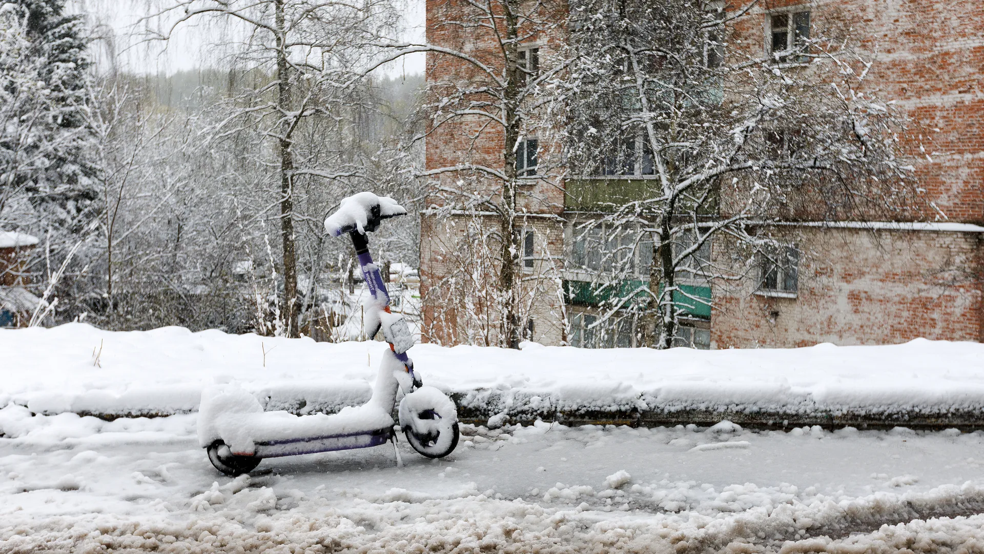 Снежный апокалипсис в Подмосковье: самокат в снегу