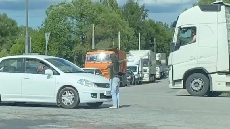 Странная девушка перегородила собой перекресток дорог в Клину