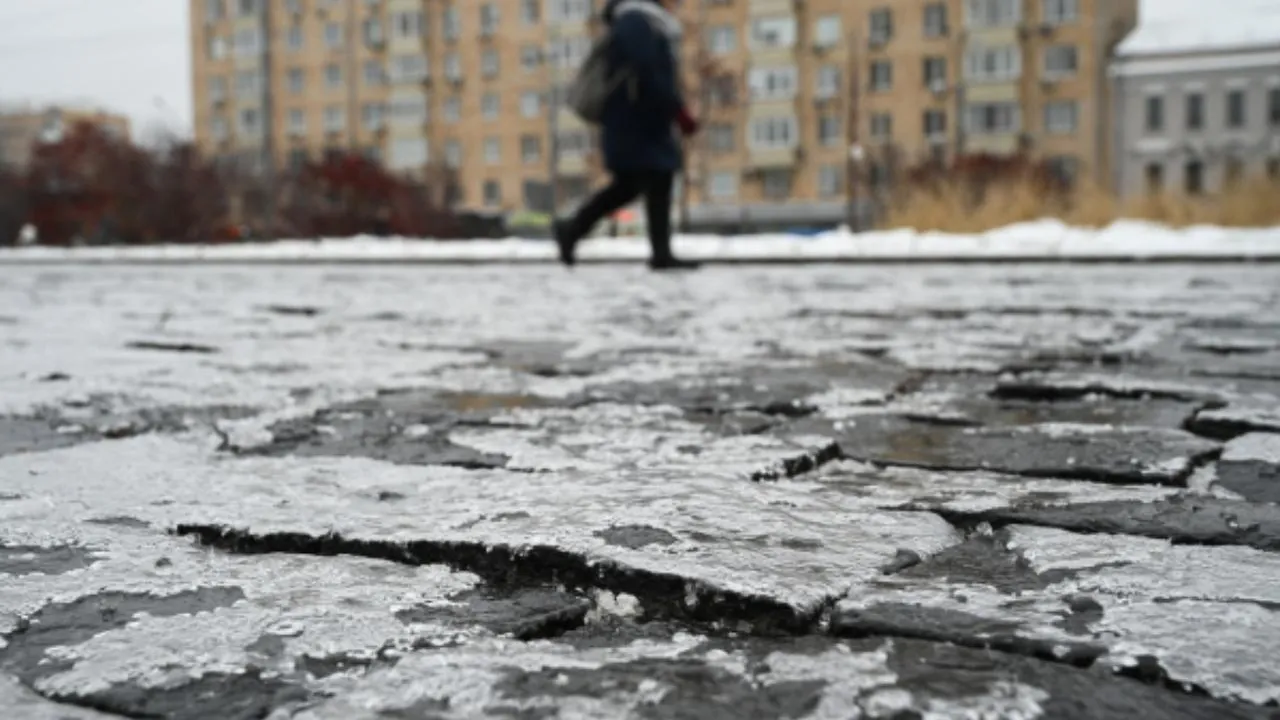 Жителей Подмосковья предупредили о гололеде и сильном ветре в воскресенье