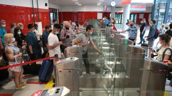 Более 30 рейсов отменили и задержали в аэропортах столичного региона