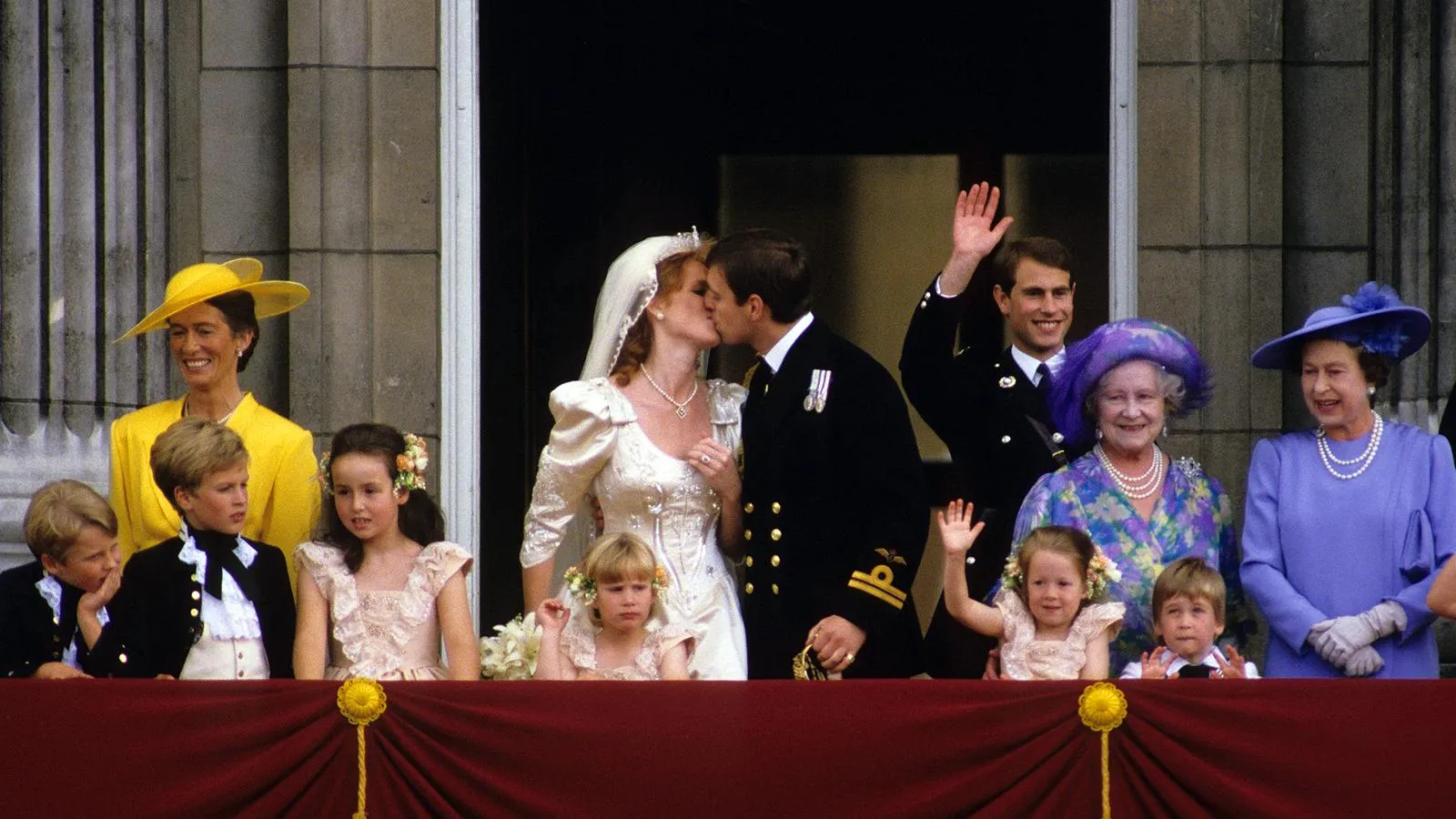 Поцелуй принца Эндрю и Саре Фергюсон в день свадьбы. IMAGO