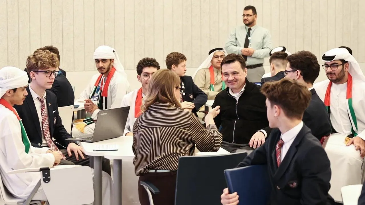 Губернатор Подмосковья пообщался со школьниками из ОАЭ, которые приехали в гимназию им. Е. М. Примакова