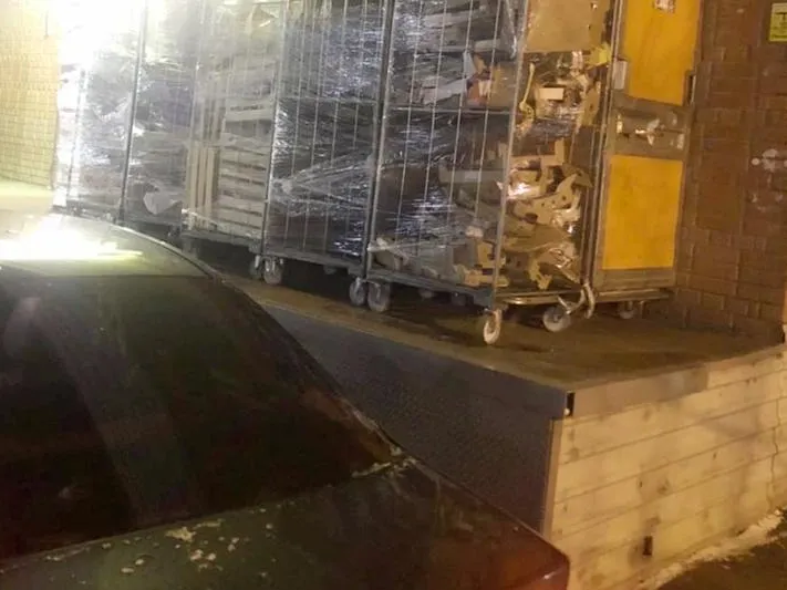 Разгрузочный контейнер разбил автомобиль с жительницей Чехова