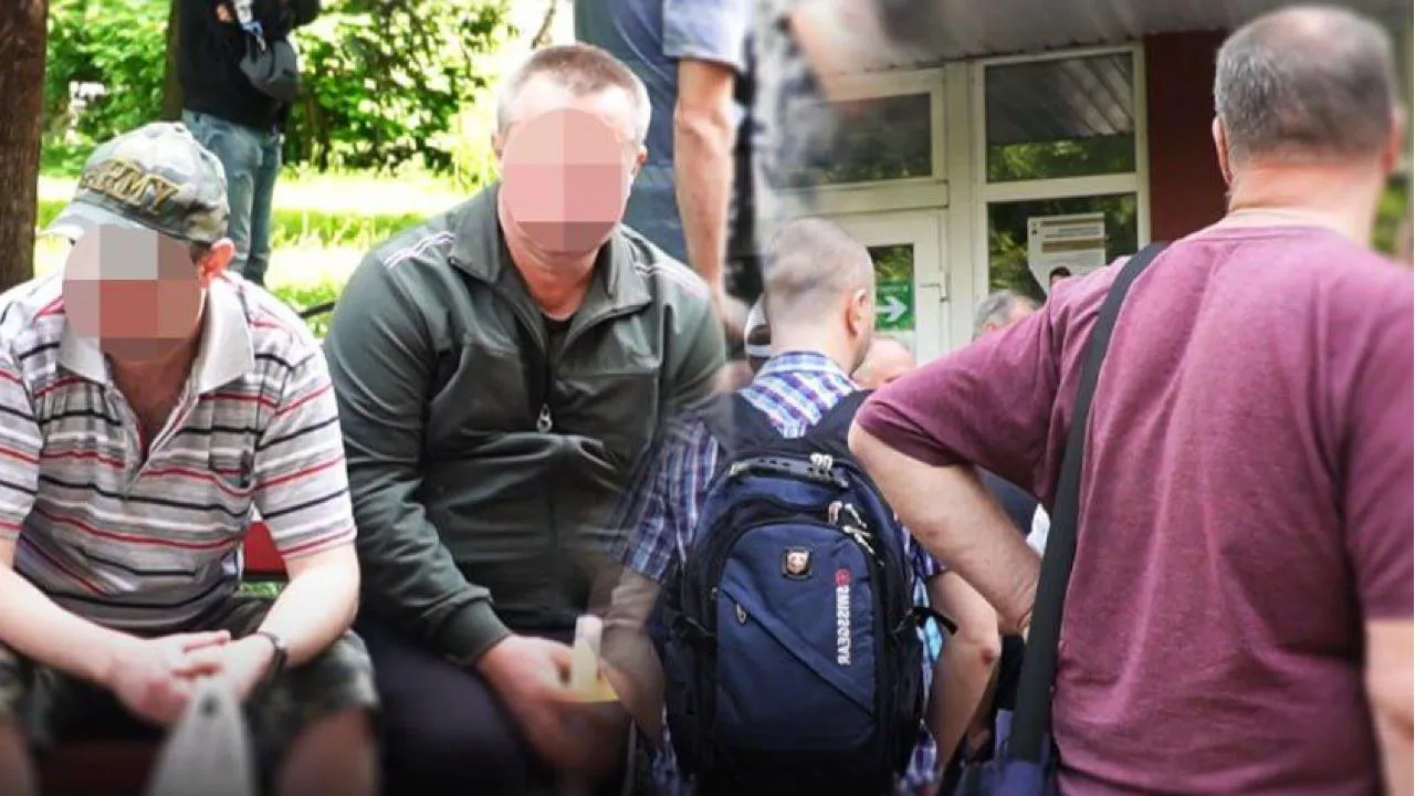 В Киеве мужчины спят на лавочках под стенами ТЦК, чтобы обновить данные