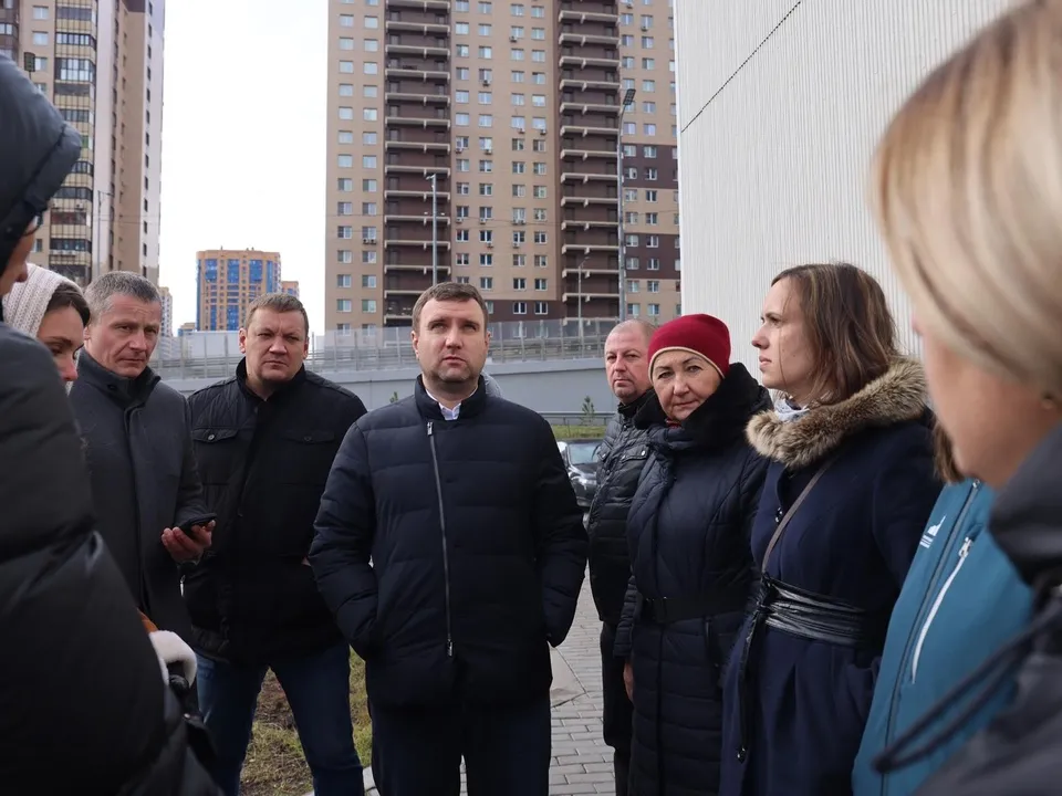 Первый замглавы Реутова Алексей Ковязин (в центре) с жильцами домов по ул.Транспортной.&nbsp;Фото: Администрация г.о. Реутов