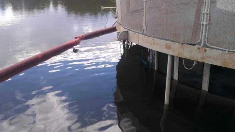 В Уфе во время распила старых теплоходов нефтепродукты попали в реку Белую