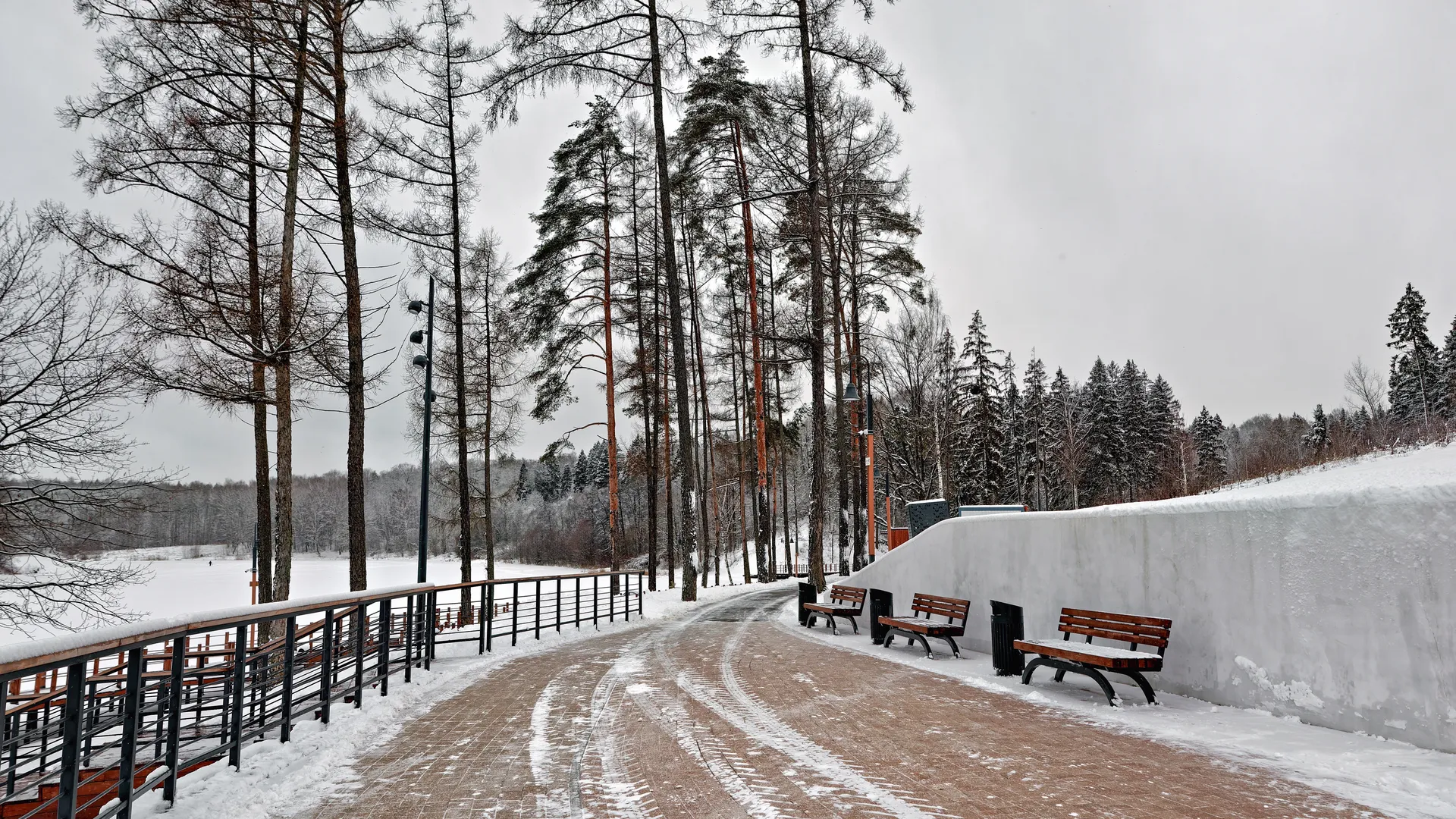 Зима на набережной реки Синичка в Красногорске