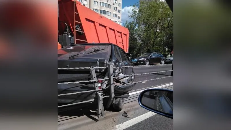 КамАЗ вмял легковушку в отбойник в Люберцах