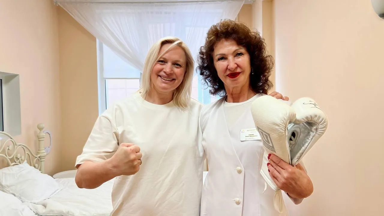 Боксер Светлана Кулакова и главврач МОПЦ Ольга Серова. Фото: t.me/gbuzmopc