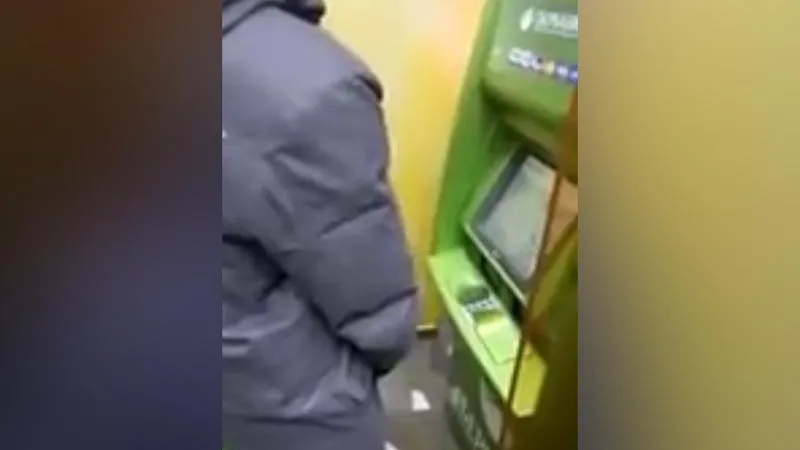 Хулиган провел уринотерапию для банкомата Сбербанка в Солнечногорске
