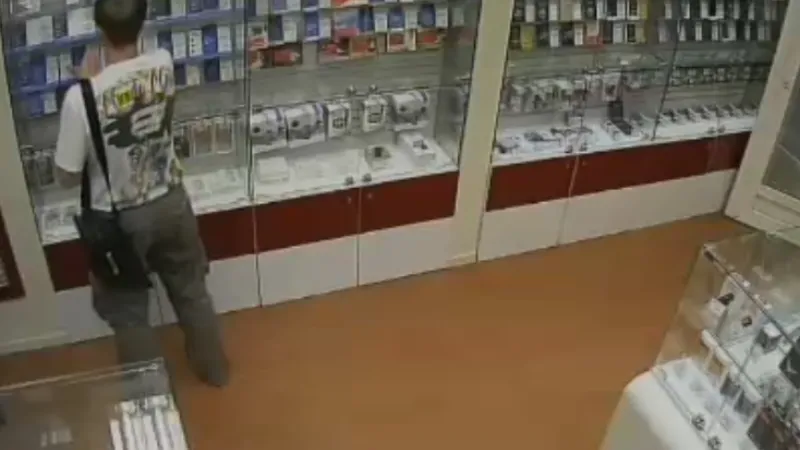 Бывших уголовников, ограбивших столичный салон сотовой связи, задержали в Пушкине