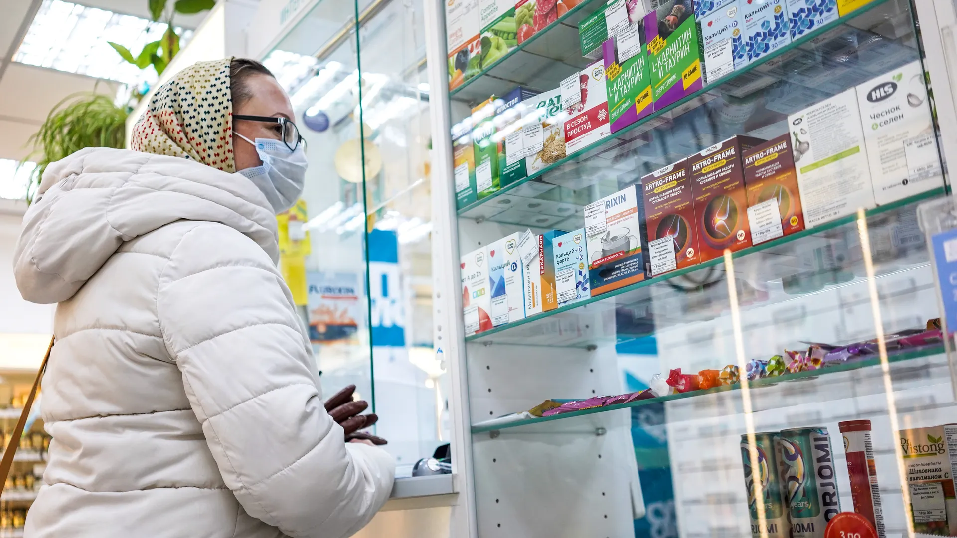 Покупатели в аптеке