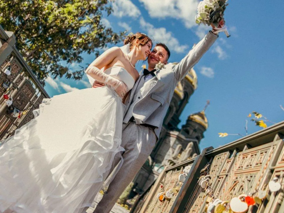 «Обман потребителя»: как московские свадебные салоны нарушают закон, взимая плату за примерку платьев