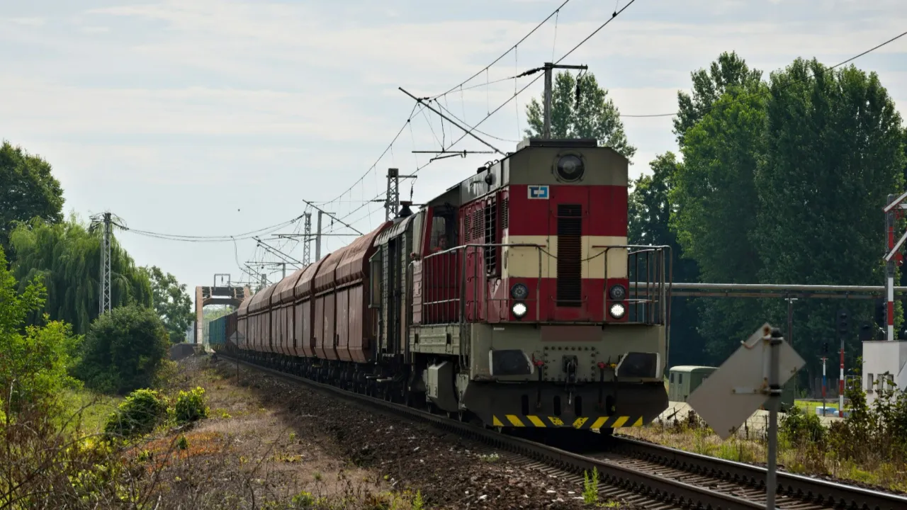 В Белгородской области с рельсов сошел тепловоз