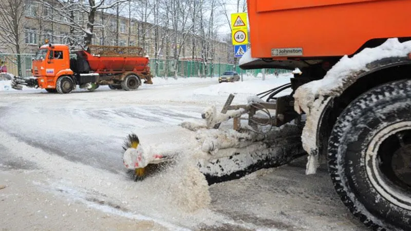 В Подмосковье более 1600 дорожных рабочих борются с последствиями снегопада